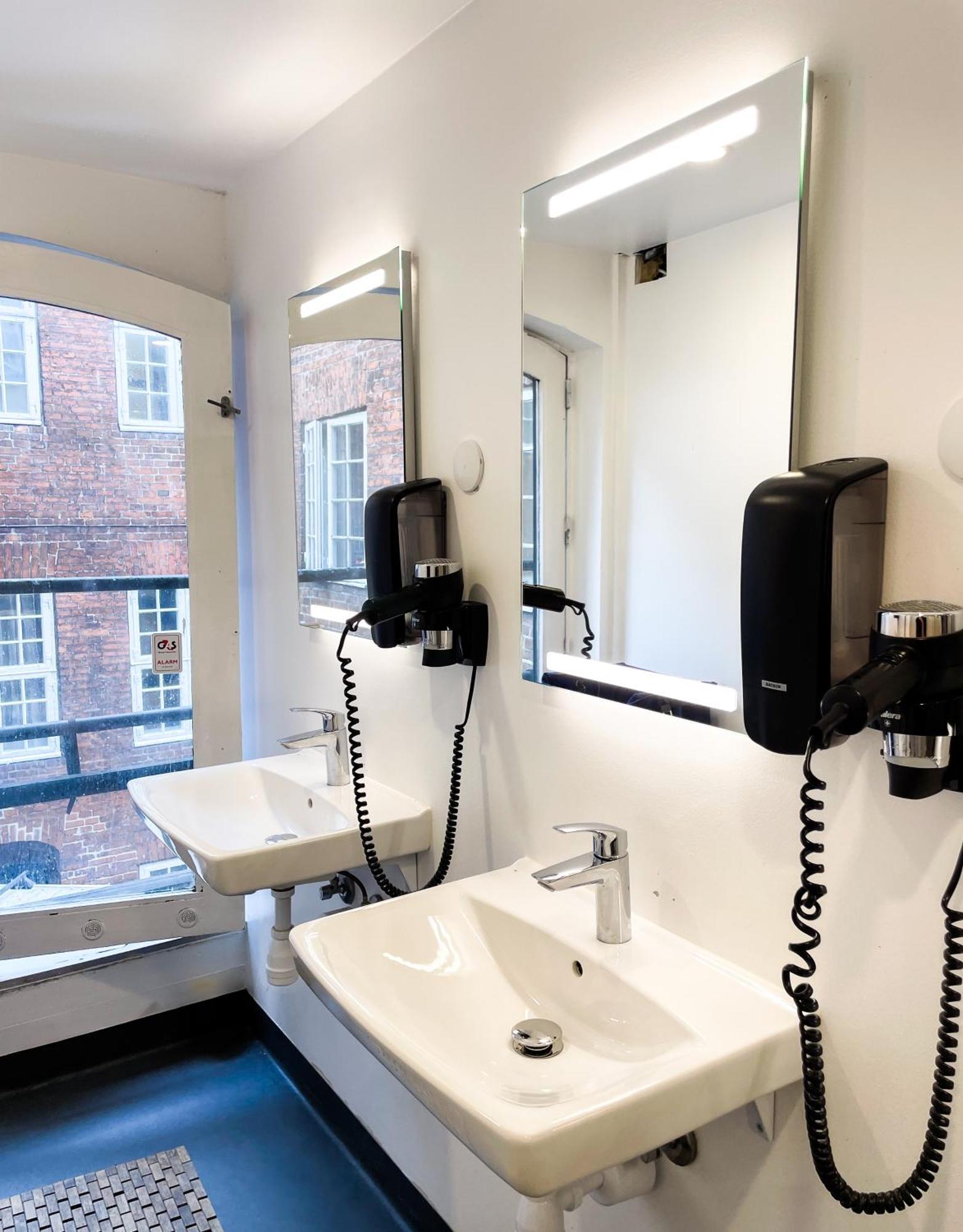 Capsule Hotel Nyhavn63 Copenhagen Exterior photo